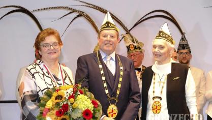 <p>Fest Rot-Gelb (Goldene Feder)</p>
