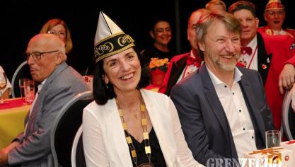 <p>Fest Rot-Gelb (Goldene Feder)</p>
