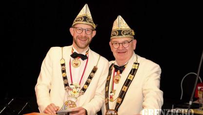 <p>Fest Rot-Gelb (Goldene Feder)</p>

