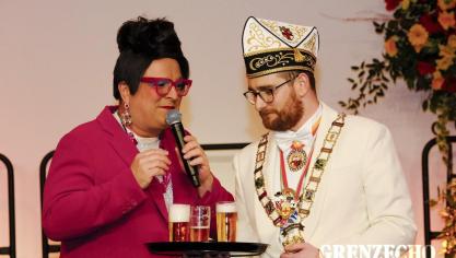 <p>Fest Rot-Gelb (Goldene Feder)</p>
