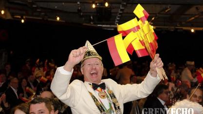 <p>Fest Rot-Gelb (Goldene Feder)</p>
