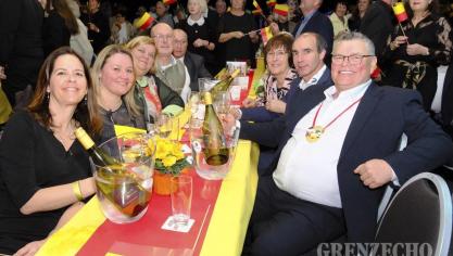 <p>Fest Rot-Gelb (Goldene Feder)</p>
