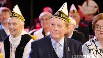 <p>Fest Rot-Gelb (Goldene Feder)</p>
