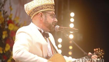 <p>Fest Rot-Gelb (Goldene Feder)</p>
