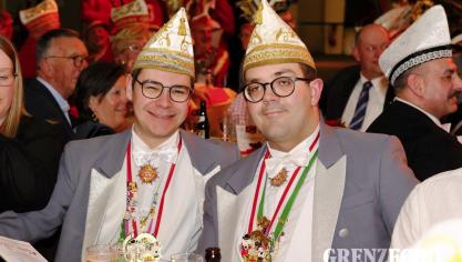 <p>Fest Rot-Gelb (Goldene Feder)</p>
