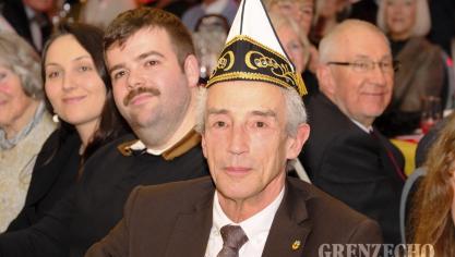 <p>Fest Rot-Gelb (Goldene Feder)</p>
