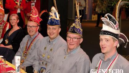 <p>Fest Rot-Gelb (Goldene Feder)</p>
