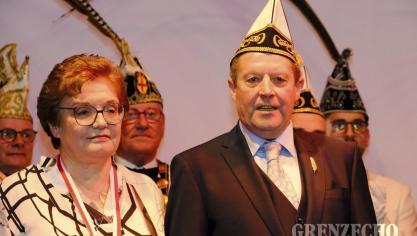 <p>Fest Rot-Gelb (Goldene Feder)</p>
