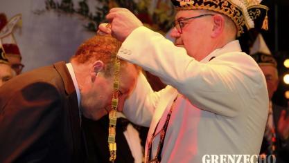 <p>Fest Rot-Gelb (Goldene Feder)</p>
