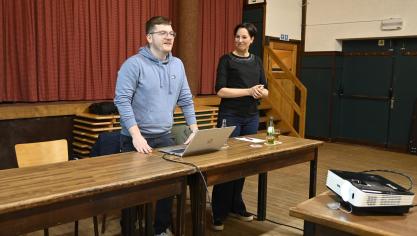 <p>Projektmanager Laurent Mund (WFG Ostbelgien) und Schöffin Kathy Elsen präsentierten am Dienstagabend im Saal Hermann in Weywertz die Ergebnisse der Bürgerumfrage und der Dorfversammlungen im Vorfeld der Neuauflage des Kommunalen Plans der Ländlichen Entwicklung in der Gemeinde Bügenbach.</p>