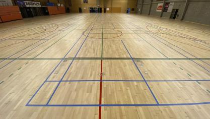 <p>In der Halle 1 wurden der Parkettboden vollständig erneuert und die Spielfeldmarkierungen neu aufgetragen.</p>
