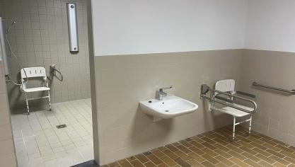 <p>Im Sanitärbereich wurden barrierefreie Duschen mit Sitzmöglichkeiten eingerichtet.</p>