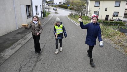 <p>Voller Begeisterung zogen die Schönberger Messdiener am Karfreitag mit ihren Klappern durchs Dorf, um bis zur Osternacht das Läuten der Kirchenglocken zu ersetzen.</p>