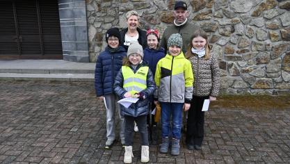 <p>Die Messdiener mit Elke Keller und Lukas Krämer von der noch jungen Schönberger Pfarrgruppe.</p>