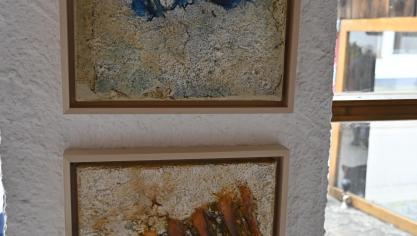 <p>Die malerischen Arbeiten entstehen aus Materialien wie Marmormehl, China Clay und Bentonit.</p>