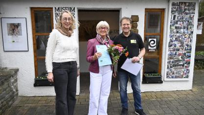 <p>Vernissage an der Wartehalle Welchenhausen: Künstlerin Anne Killat (Mitte) mit dem Vorsitzenden des Museumsvereins, Marcus Meinhardt, und dessen Stellvertreterin Birgit Candels (links).</p>