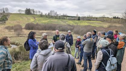 <p>Insgesamt weit über 500 Besucher nahmen das Angebot wahr, die Narzissenwiesen im Holzwarchetal unter fachkundiger Leitung zu erkunden.</p>