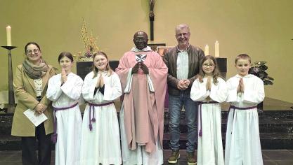<p>Pater Badi ist seit einigen Wochen als Hilfskaplan im Pfarrverband St.Vith und Dekanat Eifel tätig. Das Foto entstand bei seinem ersten Gottesdienst in der Schönberger Pfarrkirche.</p>