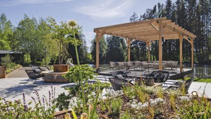 <p>Die neugestaltete Sommerterrasse am Steineweiher wurde schnell zum „Place to be“, vor allem an den DJ-Donnerstagen, die auch diesen Sommer stattfinden.</p>