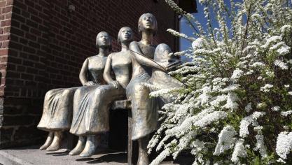 <p>Nella Förster zeigt Bronzefiguren und stiftet dem Dorf eine Denkmalskulptur.</p>