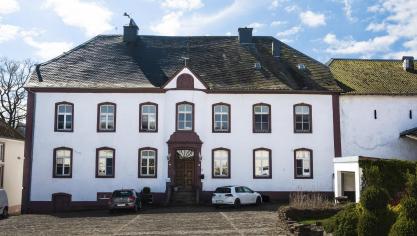 <p>Schloss Bracht wurde zwischen 1782 und 1785 im Auftrag des 1705 in St.Vith geborenen Georg Friedrich August Ferrand von Montigny erbaut. Am 1. Mai empfängt es Besucher im Rahmen von Burgleben 2026</p>