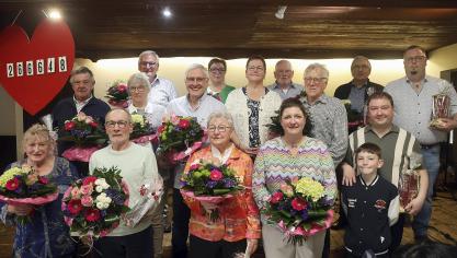 <p>Familiennachmittag in Montenau: Die geehrten Mitglieder der VoG Hilfe für Krebskranke im Süden Ostbelgiens mit den Vertreterinnen und Vertretern des Vorstands.</p>