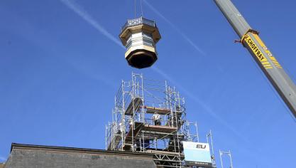 <p>Per Kran wurden die vier Teile des Rathausturms an ihren angestammten Platz gehievt.</p>