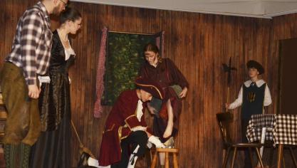 <p>Der verlorene Schuh passt genau auf Aschenputtels Füße.</p>