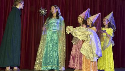 <p>Kindertheater in Weywertz: Dank der guten Fee gelingt es Aschenputtel, ein weißes Kleid zu erhalten.</p>