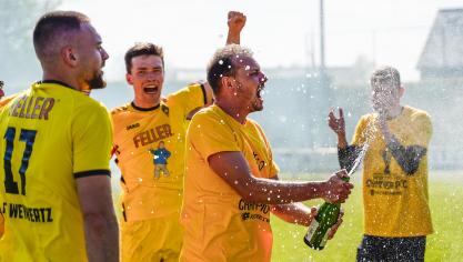 <p>Kevin Fassin lässt die Korken knallen.</p>