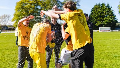 <p>Die obligatorische Bierdusche erwischte Ivan Benker mitten im Interview mit den BRF-Kollegen.</p>