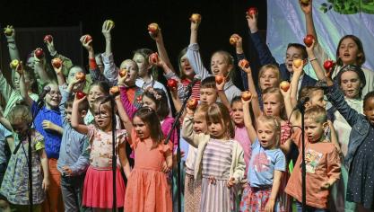 <p>Der bekannte Spruch „an apple a day keeps the doctor away“ wird im Stück bewusst von den Ärzten genutzt und umgedeutet.</p>