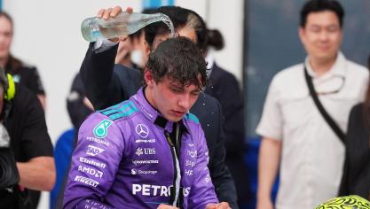 <p>Mohammed Ben Sulayem, Präsident der Federation Internationale de l'Automobile (FIA), gießt dem italienischen Mercedes-Fahrer Kimi Antonelli nach dessen Sieg Wasser über den Kopf.</p>