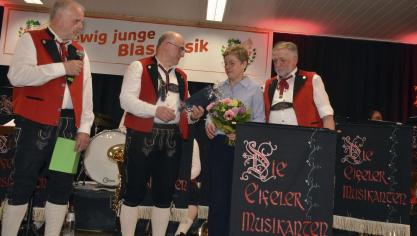 <p>Sylvio Fickers aus Honsfeld (2.v.l.), seit 29 Jahren Präsident der Eifeler Musikanten, wurde besonders geehrt.</p>