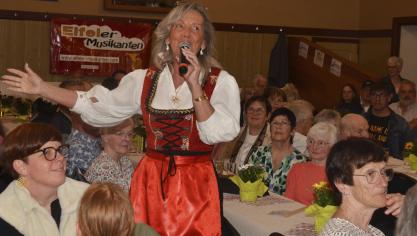 <p>Sängerin Marie-Josée Schäfer ging im Laufe des Abends auf Tuchfühlung mit dem Publikum.</p>