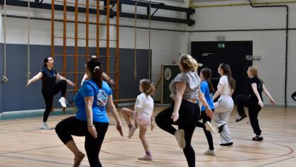 <p>Auf dem Dorfplatz und in der benachbarten Sporthalle verteilten sich die Workshops auf insgesamt drei Tanzflächen.</p>