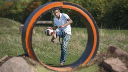 <p>Wertvolle Tipps für die Gestaltung seiner Anlage erhielt Ralf Müller u. a. vom mehrfachen Welt- und Europameister im Fußballgolf, Alex Kober (Foto).</p>