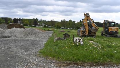 <p>Jüngst begonnene Erdarbeiten deuten auf die baldige Eröffnung der Fußballgolfanlage auf Hohenbusch, aber noch auf dem Gebiet der Gemeinde St.Vith, hin. Im Hintergrund erkennt man den Camping Hohenbusch.</p>