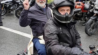 <p>Der Diakon bei der Motorradsegnung</p>