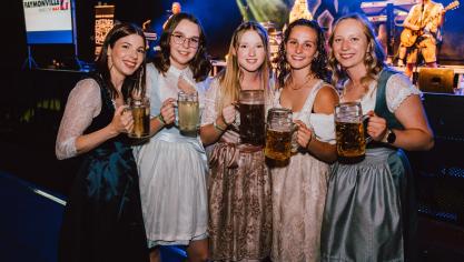<p>„Die Krüge hoch“: Partylaune beim Vegder Wasen im Triangel St.Vith</p>