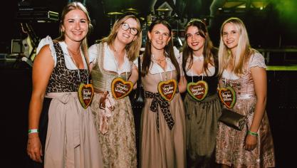 <p>„Die Krüge hoch“: Partylaune beim Vegder Wasen im Triangel St.Vith</p>