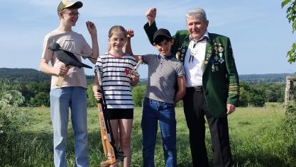 <p>Die Benjaminmannschaft mit Prinzessin Elisa Kesseler (2.v.l.) und Trainer Norbert Arens (r.)</p>