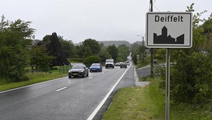 <p>Anwohner klagen über zu schnelles Fahren auf der langen Geraden durch Deiffelt.</p>