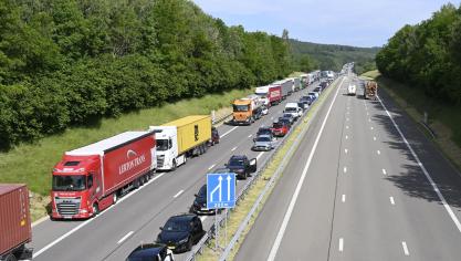 <p>Aufgrund der Bergungsarbeiten bildete sich auf der E 42 ein langer Rückstau.</p>