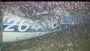 <p>In dem von der Verkehrsbehörde Air Accidents Investigation Branch (AAIB) zur Verfügung gestellten Foto liegt ein Flugzeugteil mit der Registrierungsnummer N264DB auf dem Meeresgrund. Zwei Wochen nach dem Verschwinden des Fußballers Emiliano Sala hat ein privater Wracksucher nach eigenen Worten die vermisste Propellermaschine entdeckt.</p>