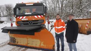 <p>In diesen Tagen erlebt Stephan Noel (rechts, hier mit Bauleiter Patrick Faymonville) erstmals, was es heißt, als zuständiger Schöffe für öffentliche Arbeiten den Winterdienst in der Gemeinde Bütgenbach mit zu verantworten: „Bislang halten sich die Anrufe aus der Bevölkerung bei mir in Grenzen. Das liegt vielleicht aber auch daran, dass die Leute meine Telefonnummer noch nicht kennen“, scherzt der 45-jährige Elsenborner.</p>