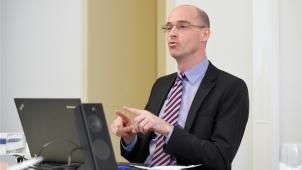 <p>Fachbereichsleiter Michael Fryns findet, dass eine Berechnung im Vergleich zwischen dem alten und dem neuen Kindergeld-System im Vergleich schwierig sei.</p>