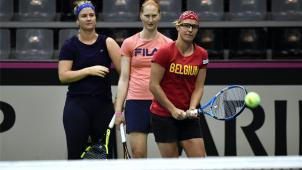 <p>Freuen sich auf das Duell mit Frankreich in Lüttich: Ysaline Bonaventure, Alison Van Uytvanck und Kirsten Flipkens (v.l.n.r.).</p>