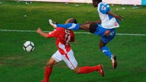 <p>Diese Szene schockte vor knapp acht Jahren die belgische Fußballwelt. Im Spitzenspiel der 1. Division verlor Mehdi Carcela nach einem Tritt von Genks Verteidiger Chris Mavinga das Bewusstsein.</p>