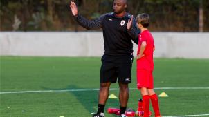 <p>Emile Mpenza arbeitet inzwischen als Jugendtrainer beim FC Antwerp.</p>